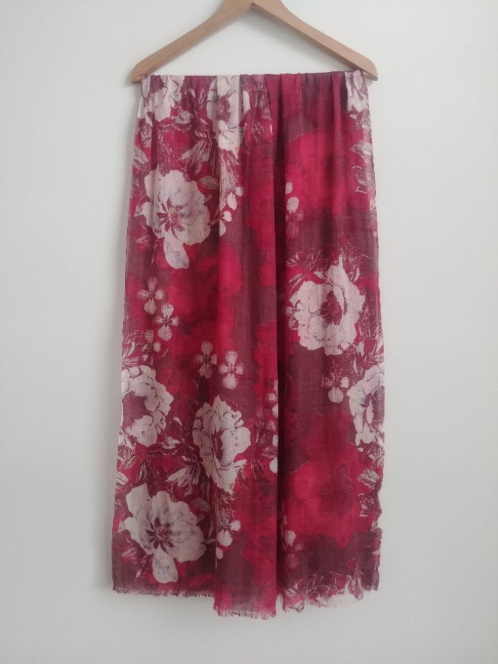 Johnston & Murphy 100% wool lightweight rectangle scarf red and white floral